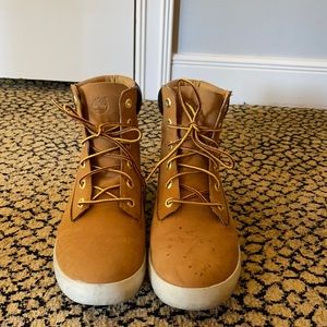 Timberland Women’s Sneaker Fashion Boot. Size 8.